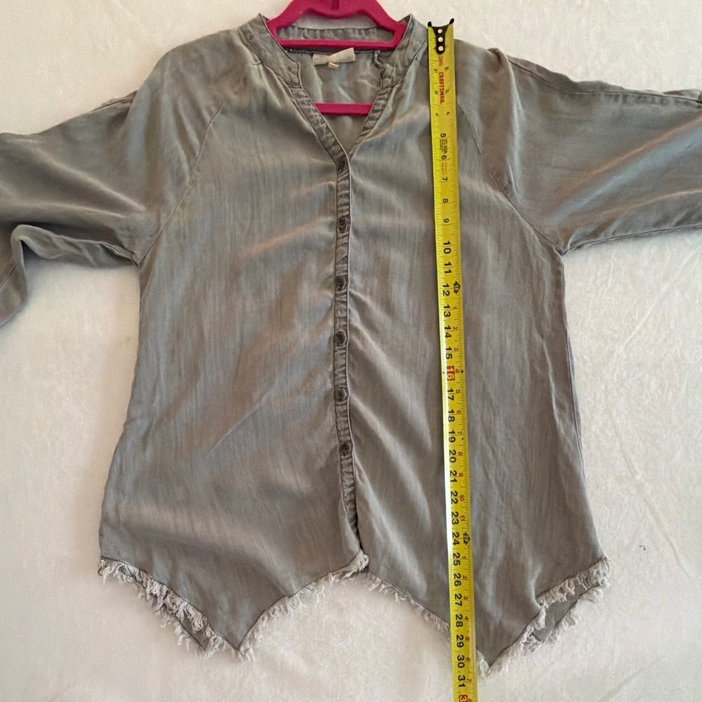 Hester & Orchard Women Medium Gray Tencel Button Split Neck Fringe Sharkbite Top - Picture 12 of 12